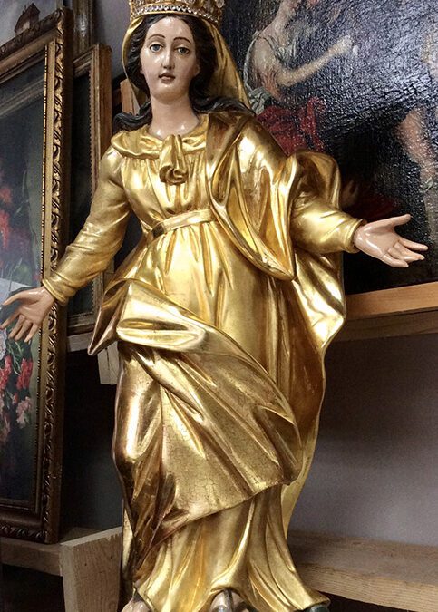 Restoration of a gilded wooden statue